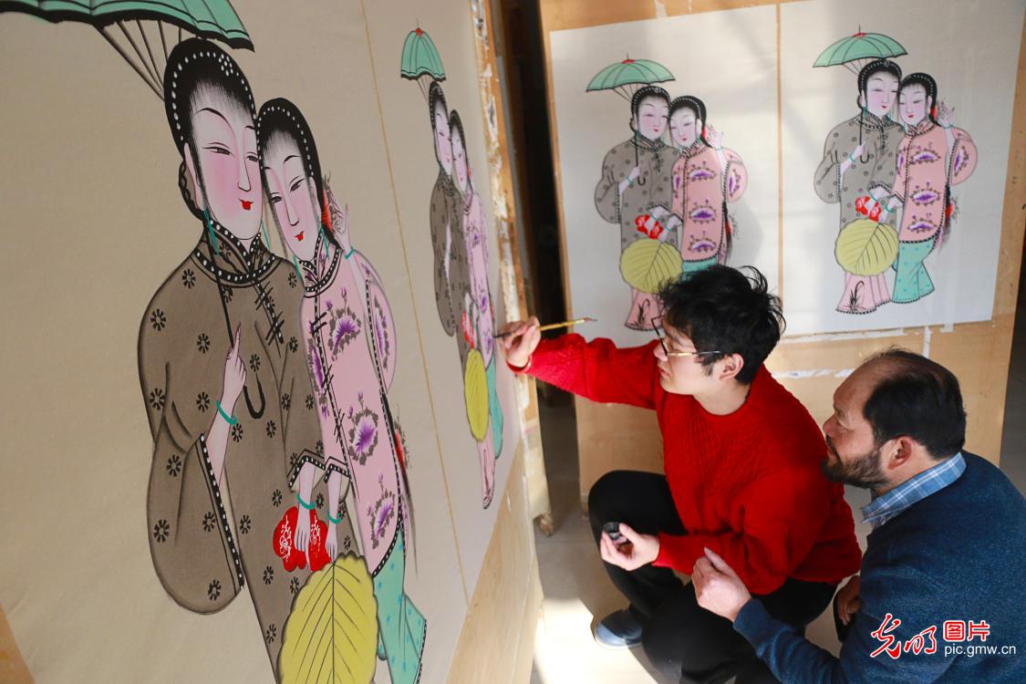 Folk artists in E China's Shandong Province hasten to meet need for pepper dust new year paintings acorss China