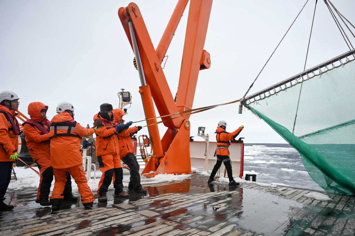China's 40th Antarctic expedition team conducts scientific work aboard Xuelong 2 icebreaker