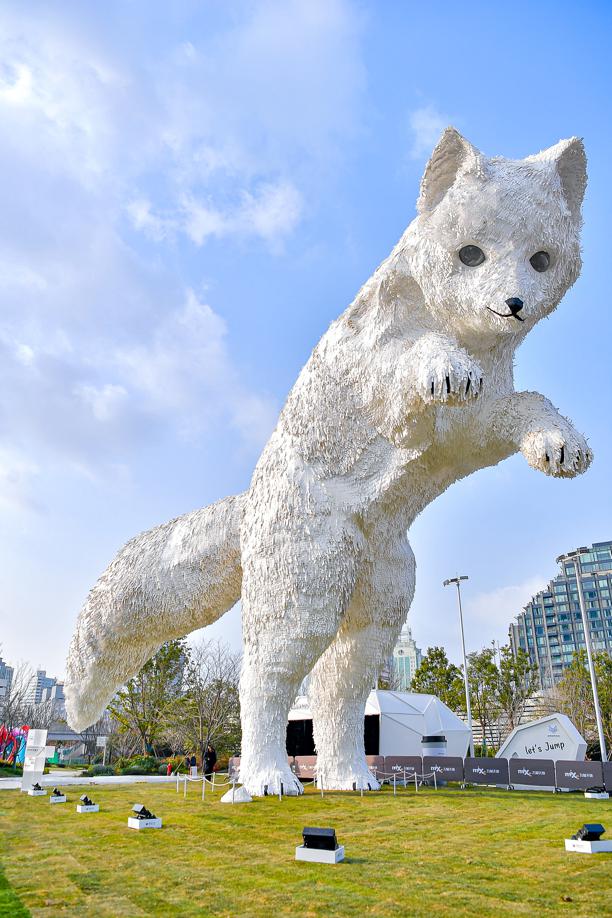 Giant fox installation in Shanghai goes viral