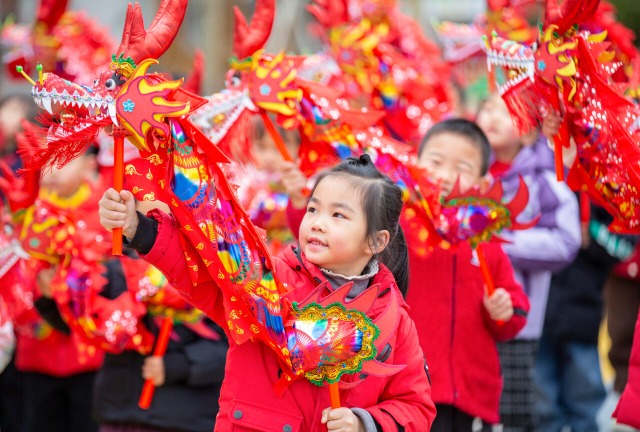 Dragon Dance Culture Enters Campus in Jiangsu, E China