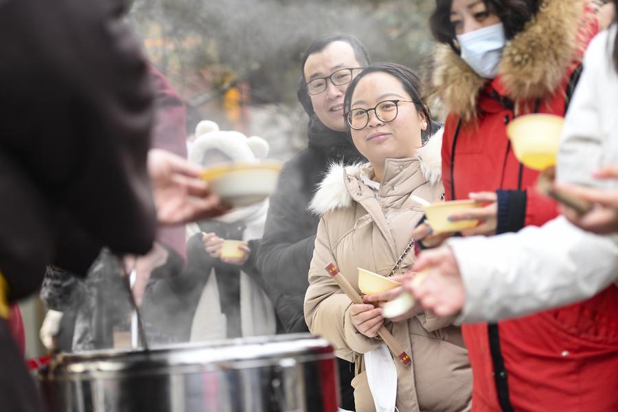 InPics: People celebrate Laba Festival in Beijing