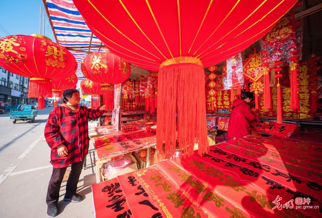 Ancient town brims with vibrant festive mood in E China's Anhui