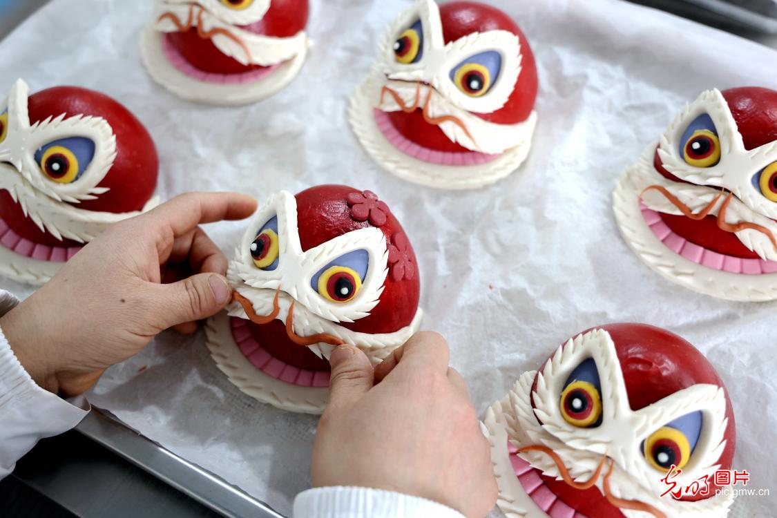 Crafting Delightful 'Dancing Lion Dragon' Creative Steamed Buns to Celebrate the Spring Festival