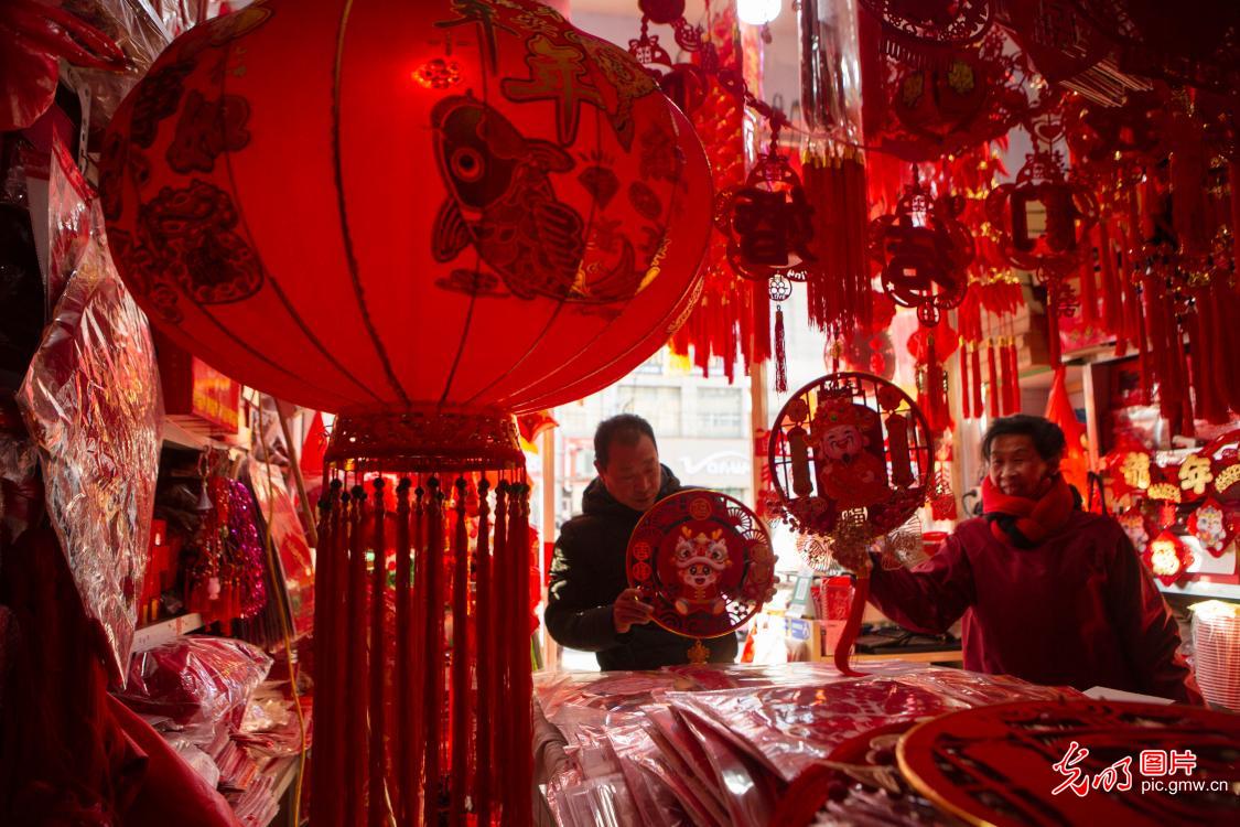 People Busy Purchasing Chinese New Year Decorations to Welcome Spring Festival