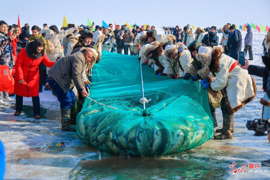 Winter fishing starts at Xinjiang's Bositeng Lake