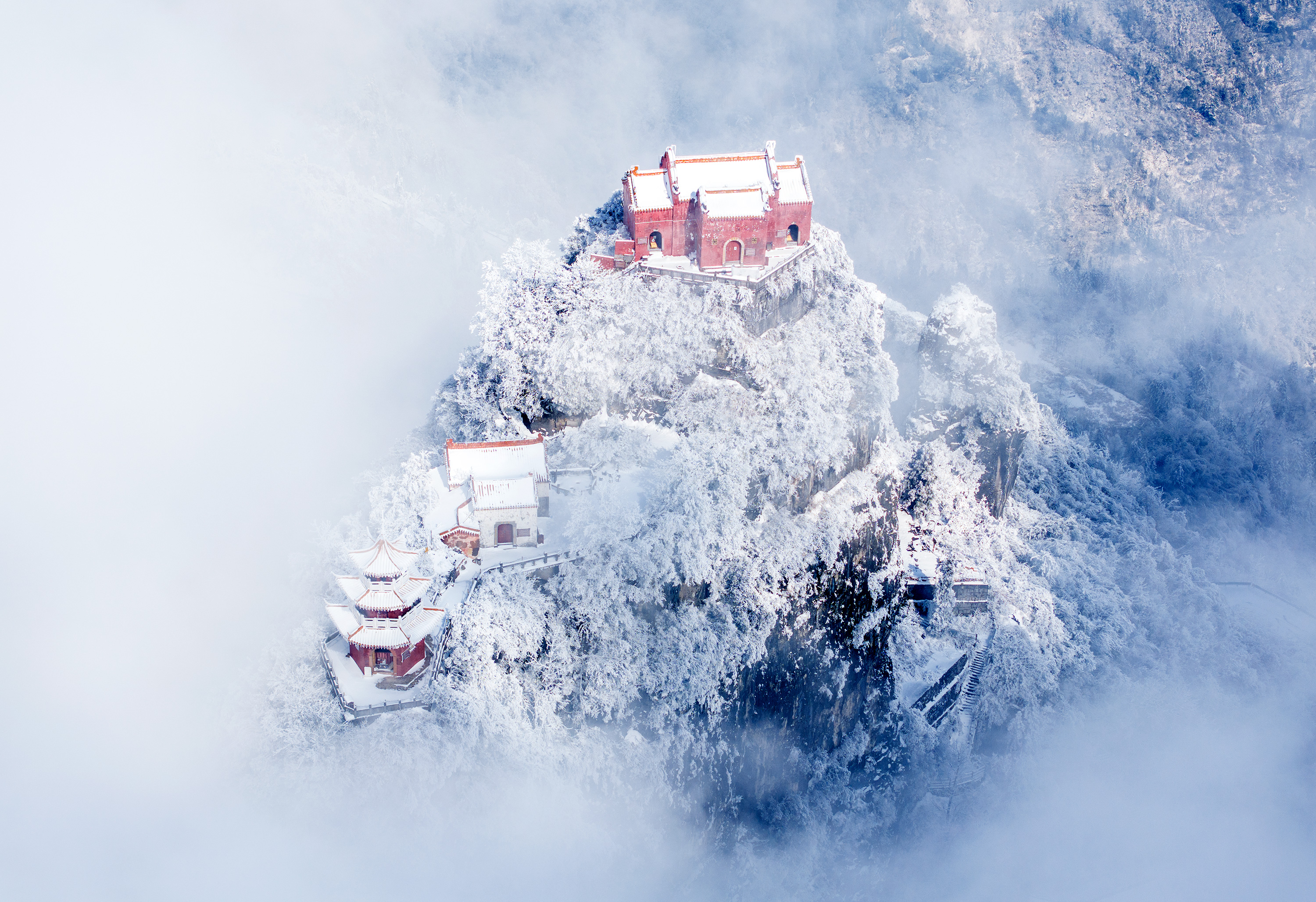 Fresh snowfall transforms Tianzhu Mountain into winter wonderland