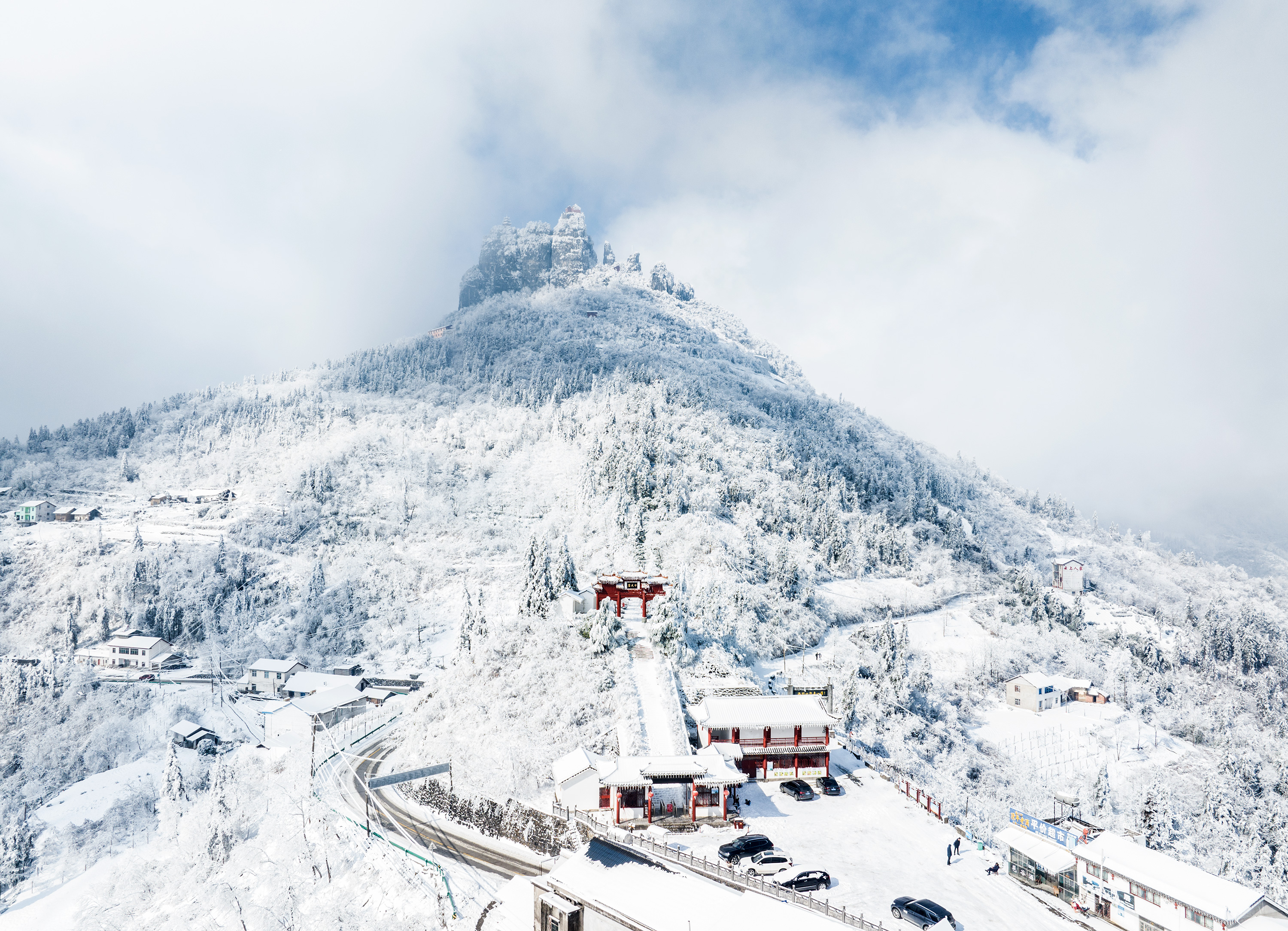 Fresh snowfall transforms Tianzhu Mountain into winter wonderland