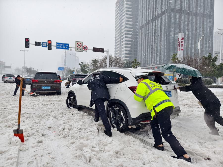 China implements effective measures to tackle blizzard-induced travel disruptions