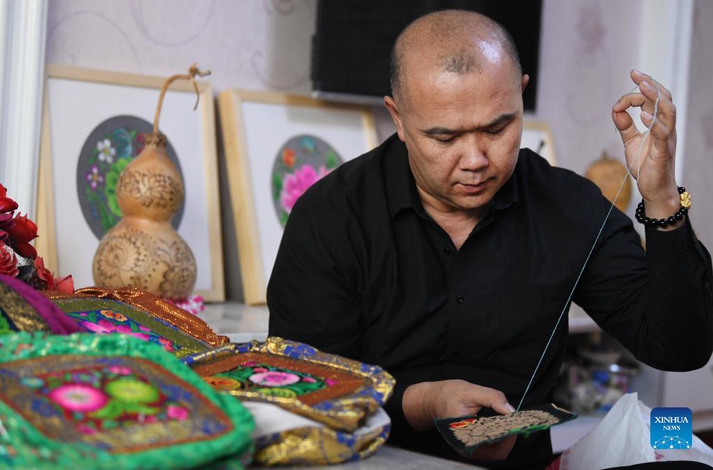 Wondrous Xinjiang: Male Uygur embroiderer makes fortune from cultural heritage