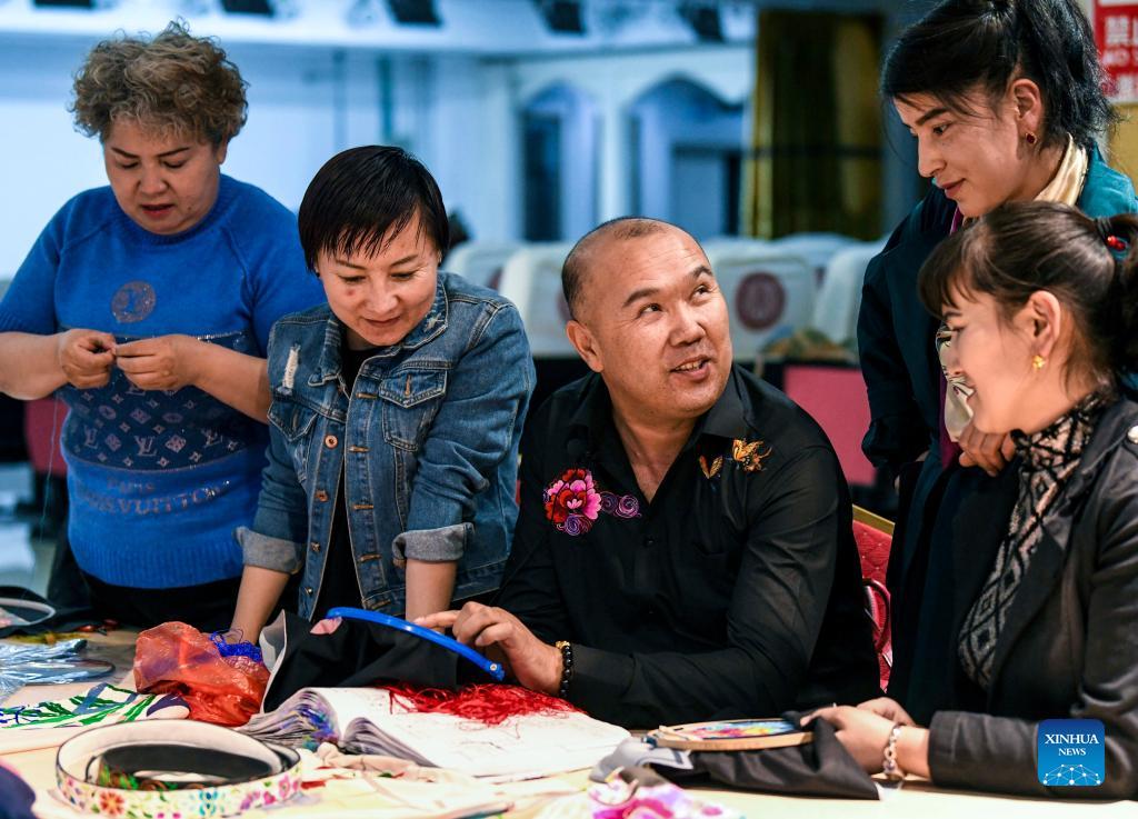 Wondrous Xinjiang: Male Uygur embroiderer makes fortune from cultural heritage