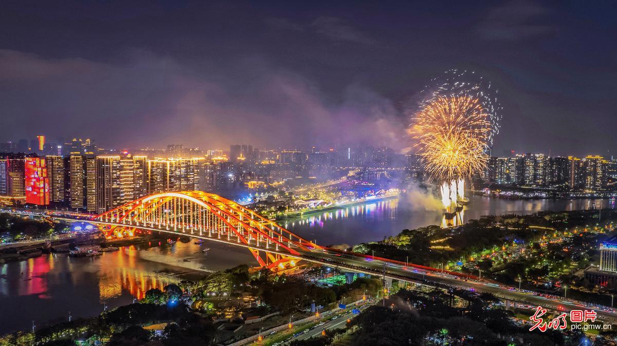 Fireworks show lighting up the nightsky in SE China's Guangdong Fireworks show lighting up the nightsky in SE China's Guangdong