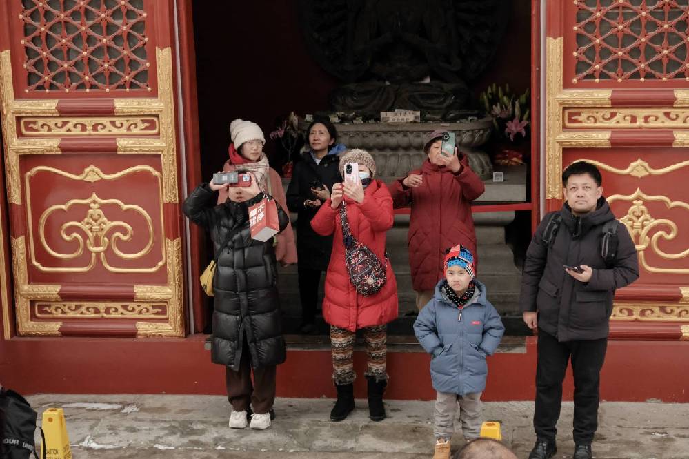 In pics: Citizens visit snow-covered Baita Temple in Beijing