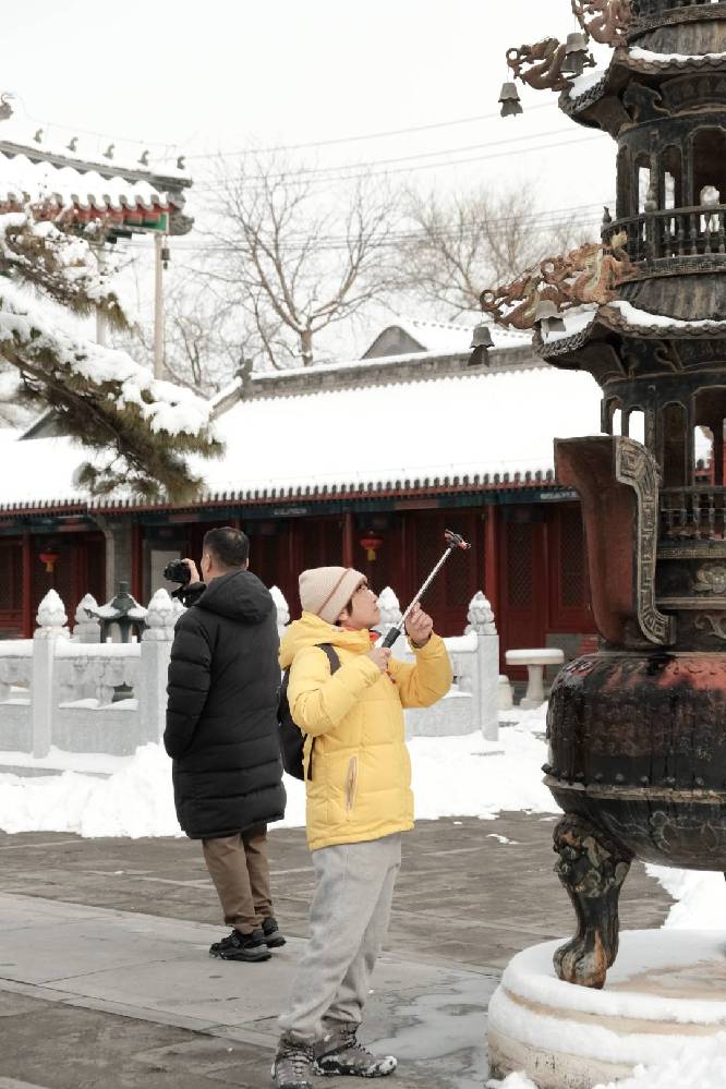 In pics: Citizens visit snow-covered Baita Temple in Beijing