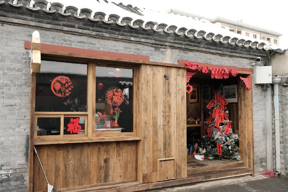 In pics: Citizens visit snow-covered Baita Temple in Beijing