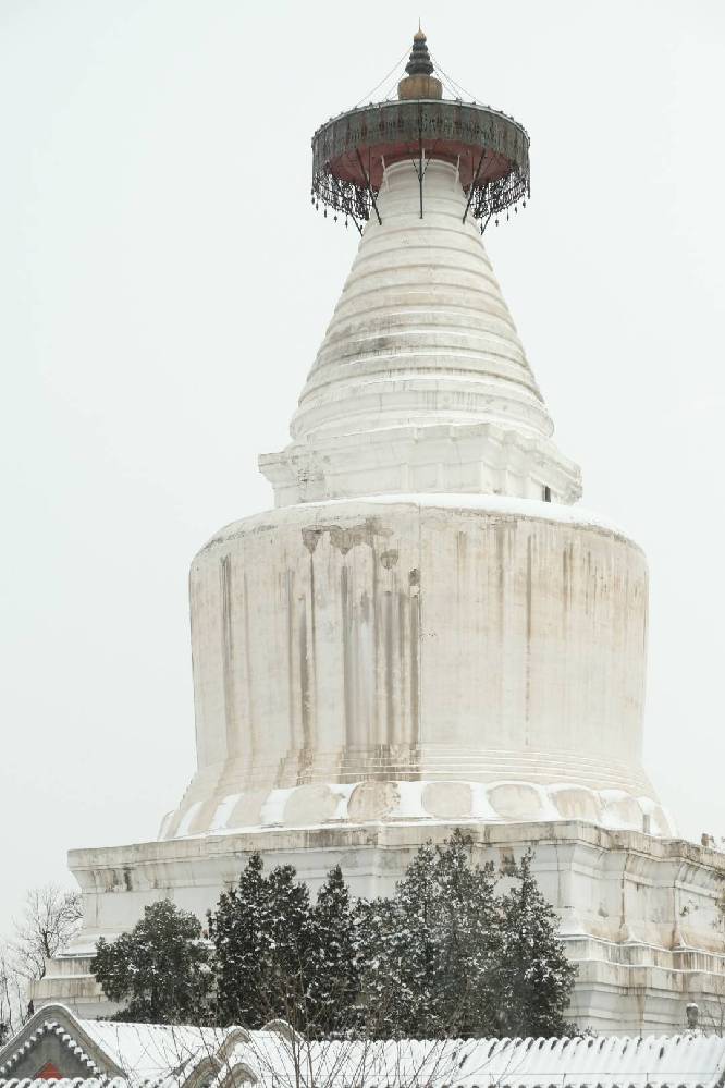 In pics: Citizens visit snow-covered Baita Temple in Beijing