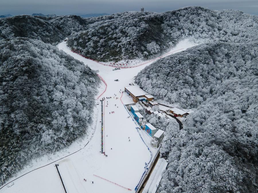 Xinhua Headlines: Snow tourism mania heats up China's 