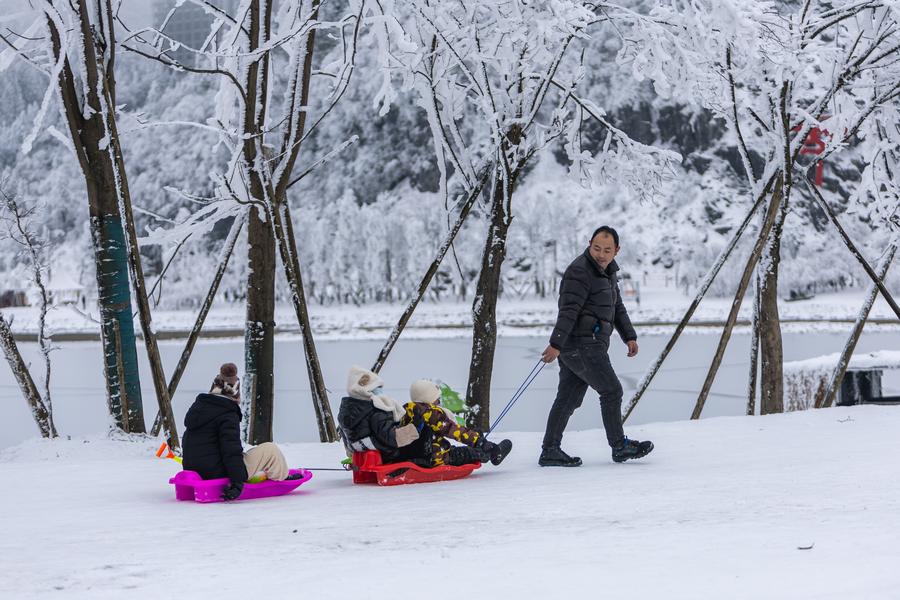 Xinhua Headlines: Snow tourism mania heats up China's 
