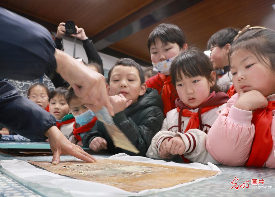 Children enjoy winter vacation activities in E China