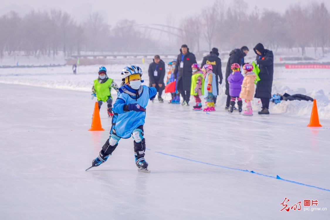 Children enjoy winter vacation activities in E China