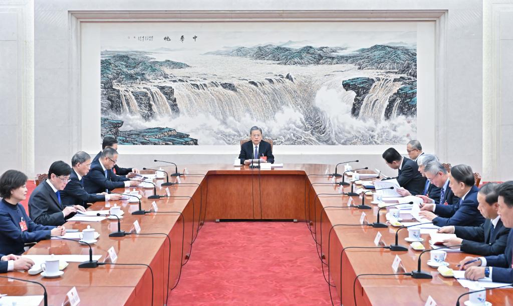 Presidium of China's annual legislative session holds 3rd meeting