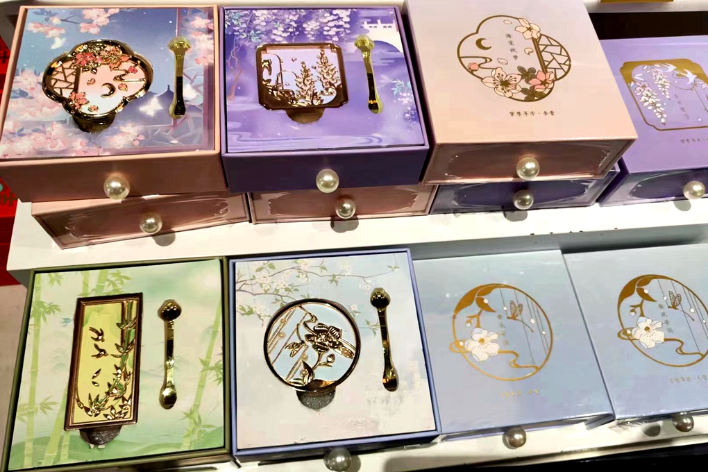 Flower-themed cultural products bloom as flowering season comes