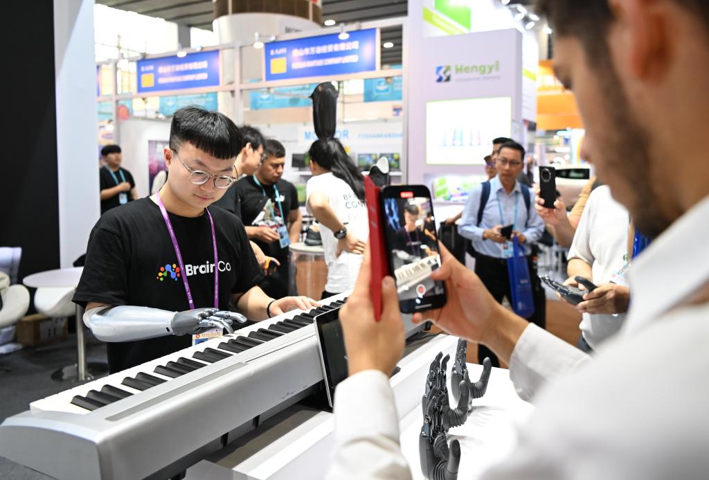 Smart life product zone highlight of Canton Fair in S China's Guangzhou
