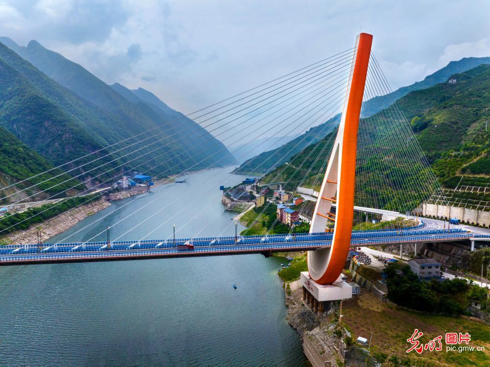 Scenic drive: Crossing the pipa-shaped Xiangxi River Bridge