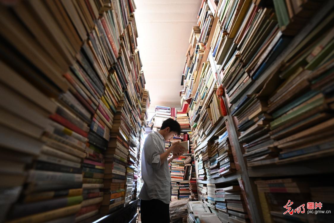 Savoring fragrance of old books in SW China's ancient town