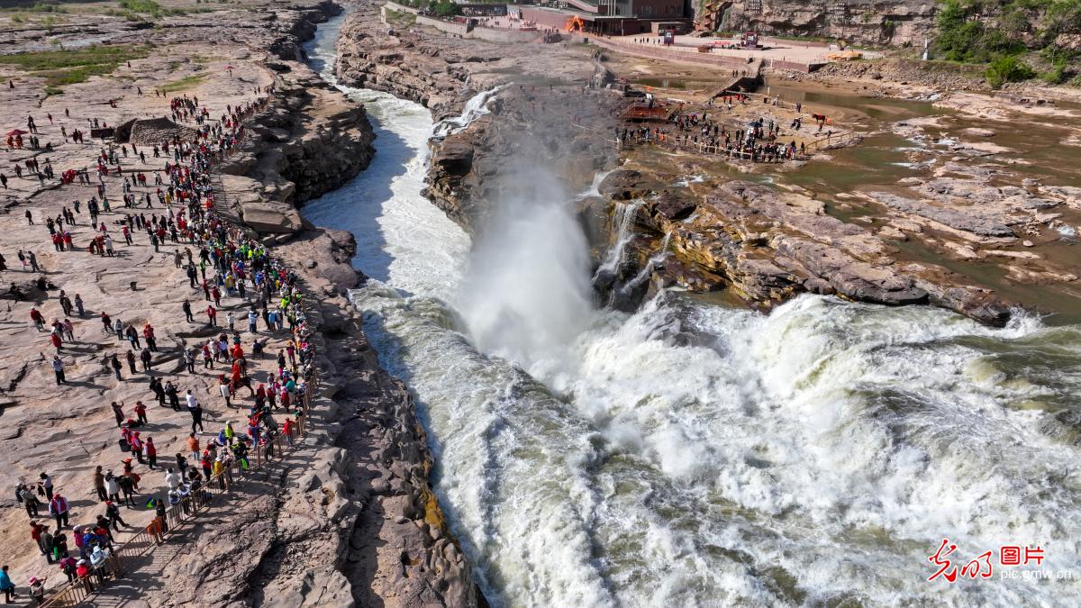 Hukou Waterfall attracts visitors