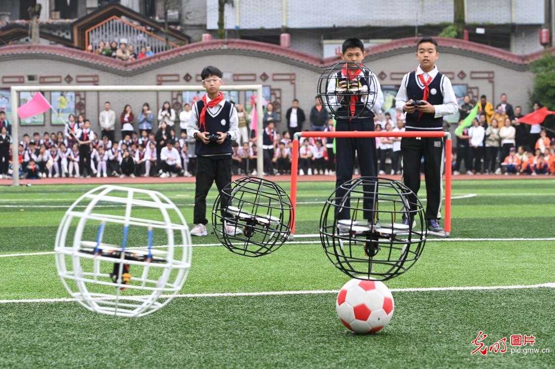 Chongqing: Drones Play Soccer, Bringing Joy to Campus Science and Sports Event