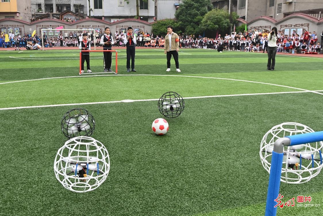 Chongqing: Drones Play Soccer, Bringing Joy to Campus Science and Sports Event