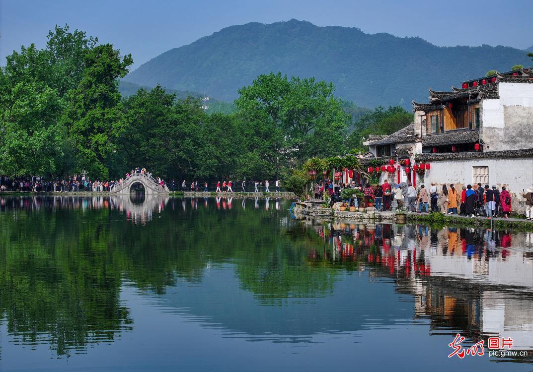 Anhui's Yixian County: Spring Tourism Flourishes in Hongcun Village