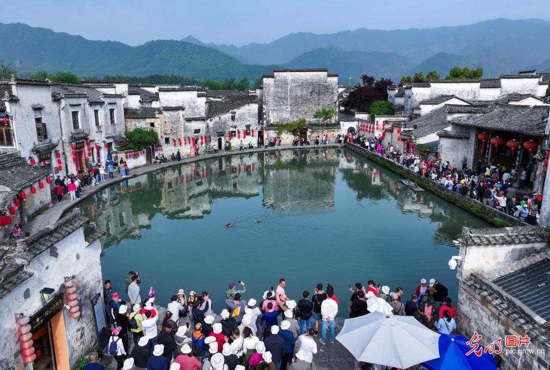 Anhui's Yixian County: Spring Tourism Flourishes in Hongcun Village