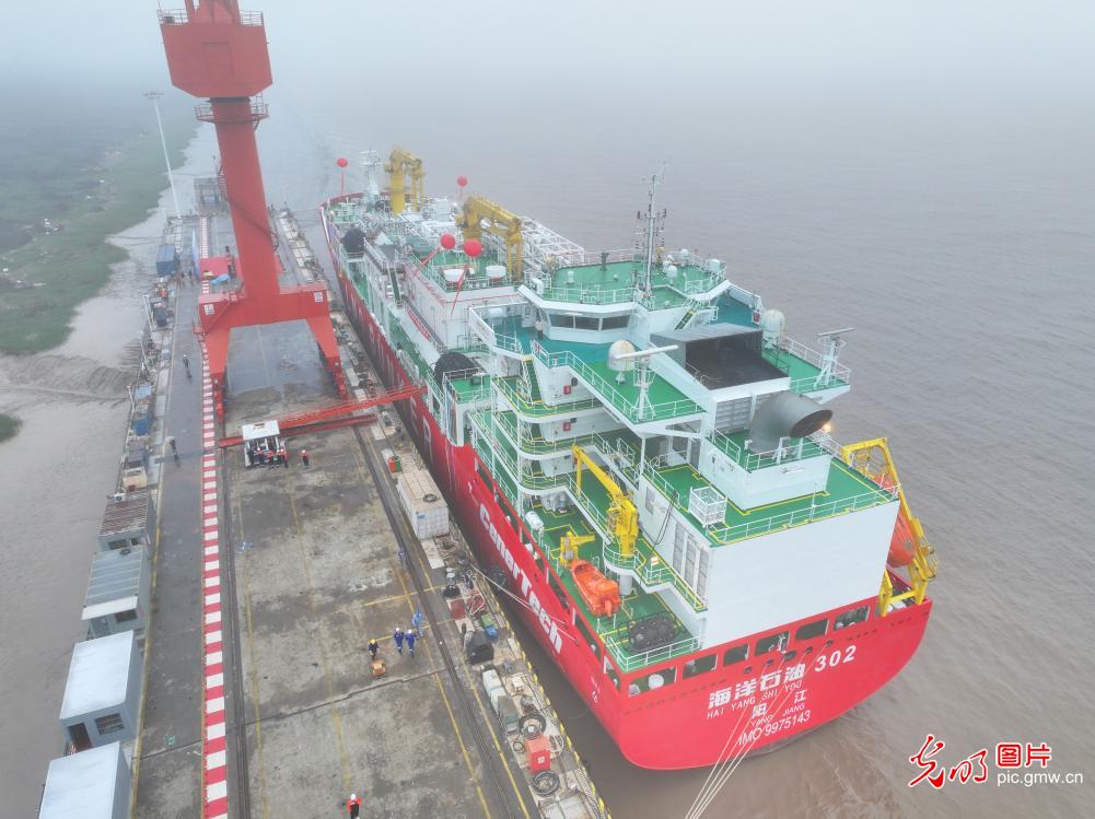 China's first 12,000m³ LNG Transport and Refuel Vessel delivered