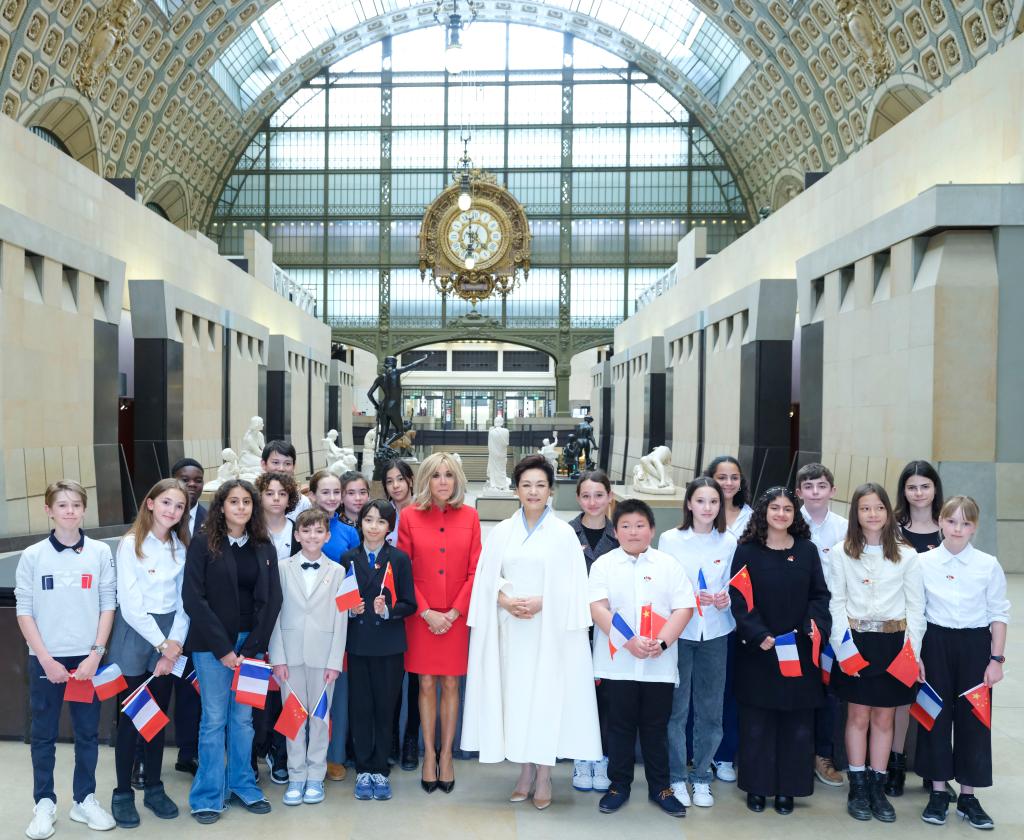 Peng Liyuan, French first lady visit Orsay Museum