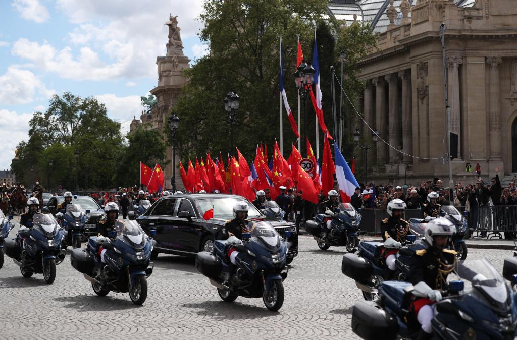 Xi attends welcome ceremony held by Macron