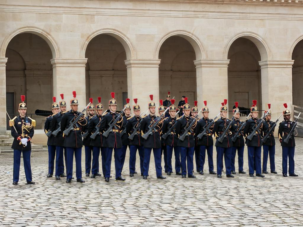 Xi attends welcome ceremony held by Macron