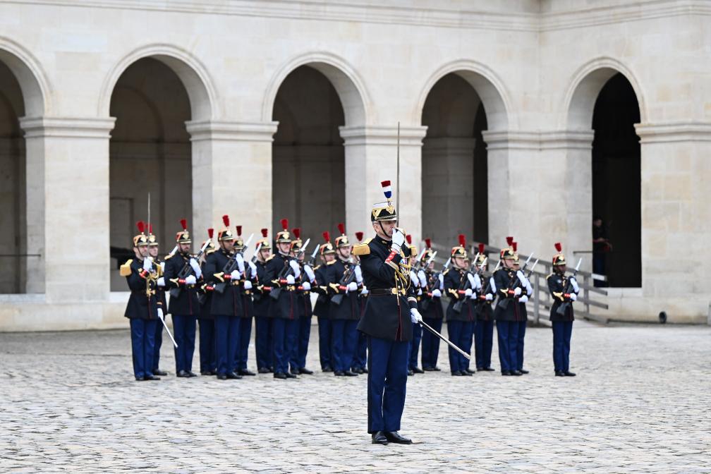 Xi attends welcome ceremony held by Macron