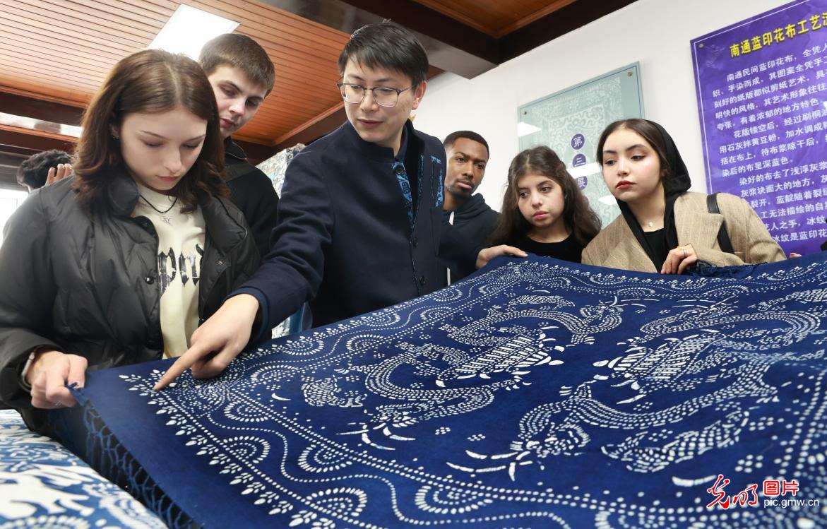 In pics: Foreign youth encounter Chinese intangible cultural heritage
