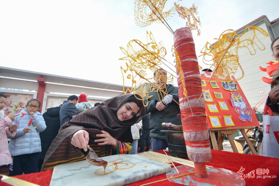 In pics: Foreign youth encounter Chinese intangible cultural heritage