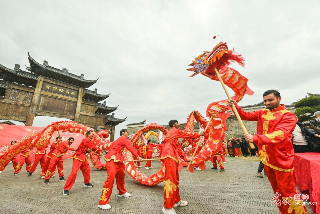 In pics: Foreign youth encounter Chinese intangible cultural heritage