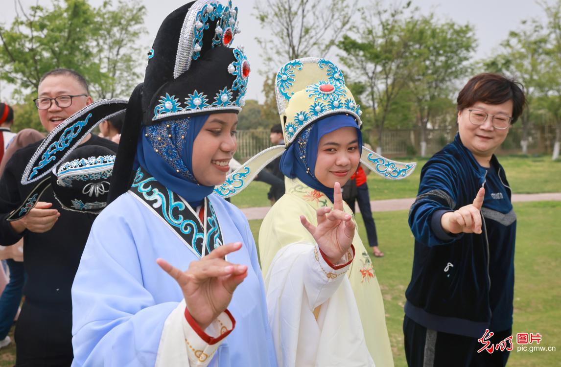 In pics: Foreign youth encounter Chinese intangible cultural heritage