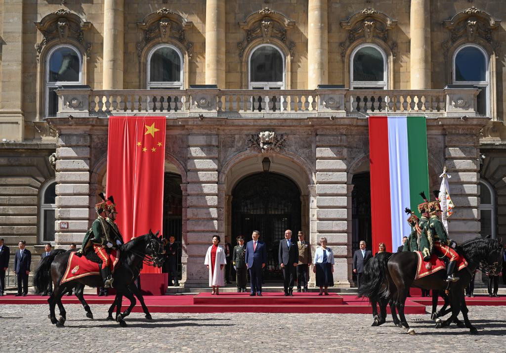 Xi attends welcome ceremony held by Hungarian President Sulyok, Prime Minister Orban in Budapest
