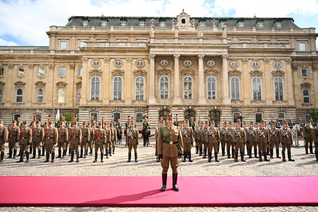 Xi attends welcome ceremony held by Hungarian President Sulyok, Prime Minister Orban in Budapest