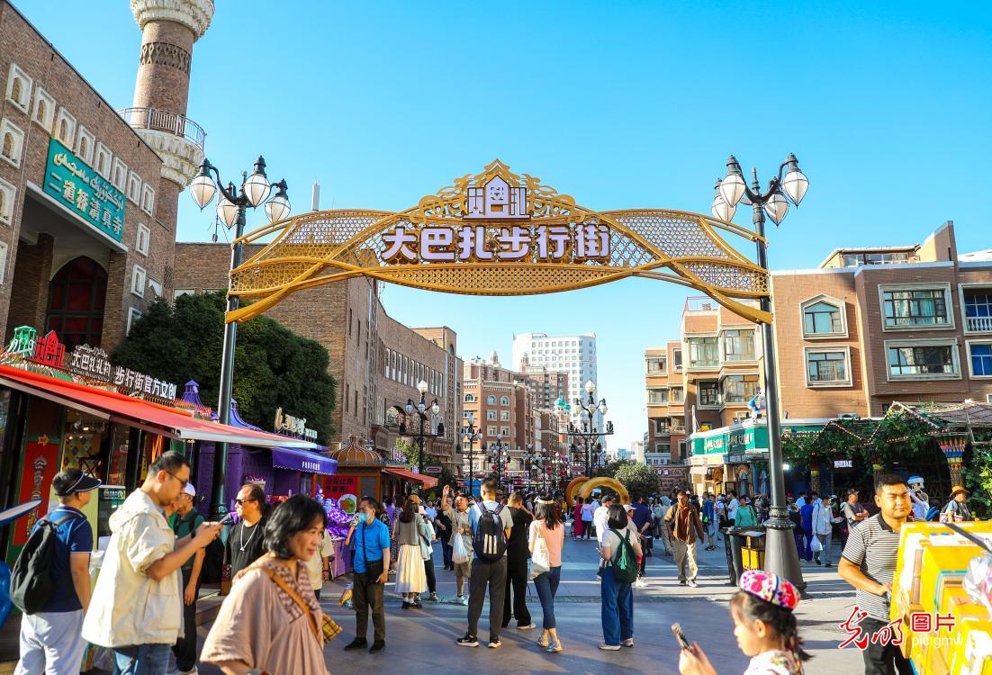 Xinjiang International Grand Bazaar sees tourist season
