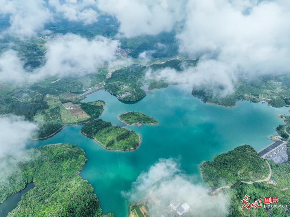 Lehai Reservoir surrounded by clouds and mists