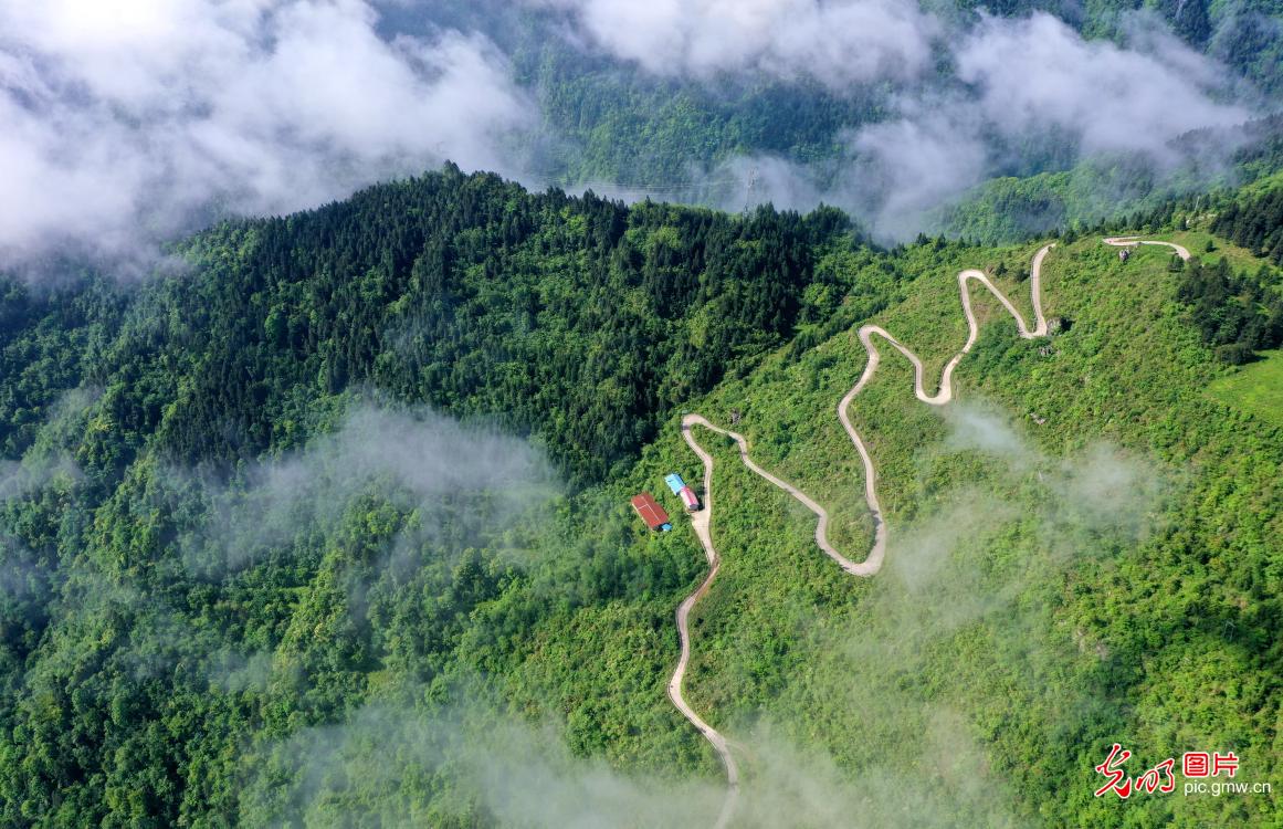 “Cloudy” highway connects mountainous villages