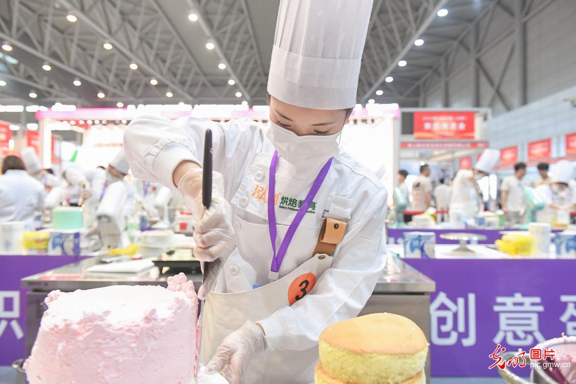 Vocational school students attend creative cake baking competition in E China's Anhui