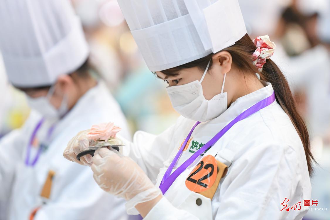 Vocational school students attend creative cake baking competition in E China's Anhui