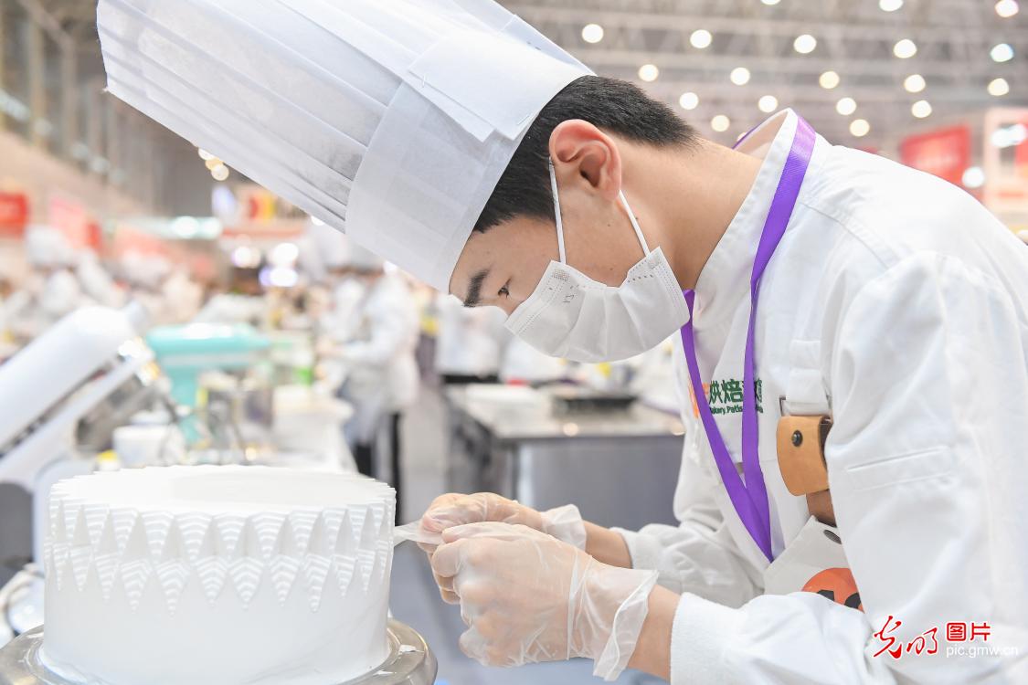 Vocational school students attend creative cake baking competition in E China's Anhui